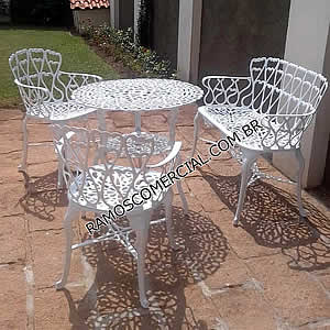 Mesa e cadeiras para área externa
